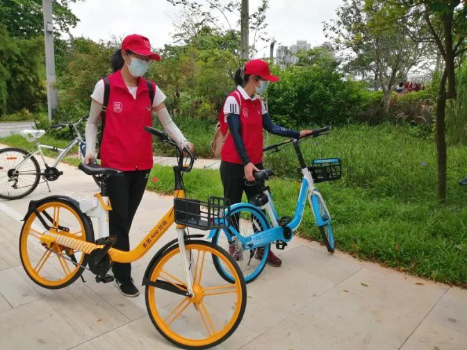 志愿者將隨處亂停的共享單車擺放整齊.jpg