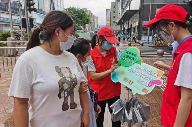 志愿者在華強北步行街展文明城市知識街頭問答.jpg