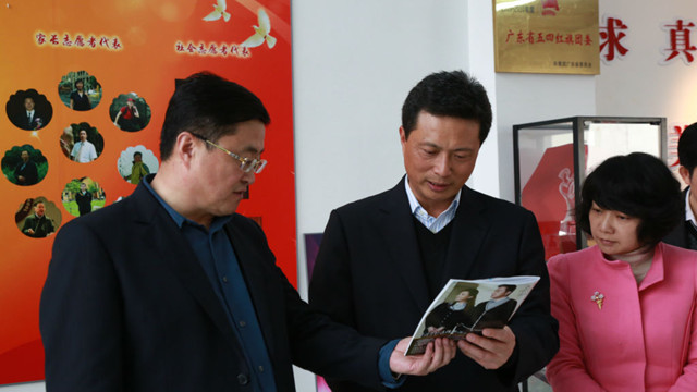 市、區(qū)領(lǐng)導(dǎo)深入學(xué)校視察開學(xué)工作