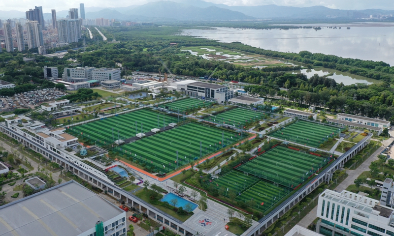 福田海濱生態體育公園坐落于白石路和紅樹林路交叉口東南側、濱海大道北側，地處深圳水務集團福田水質凈化廠上蓋，是一座以足球體育運動為主，輔以休閑游覽活動，綠色、環保、低碳、集約用地的足球文化標桿。DJI_0697.jpg