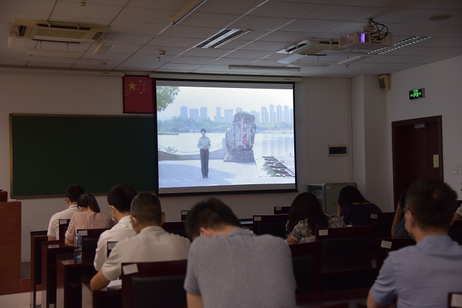 黨史學習新長征再出發烈士后代鐘敏在長征渡口現場講授黨課《不忘初心跟黨走》遠程實景圖片-1.jpg