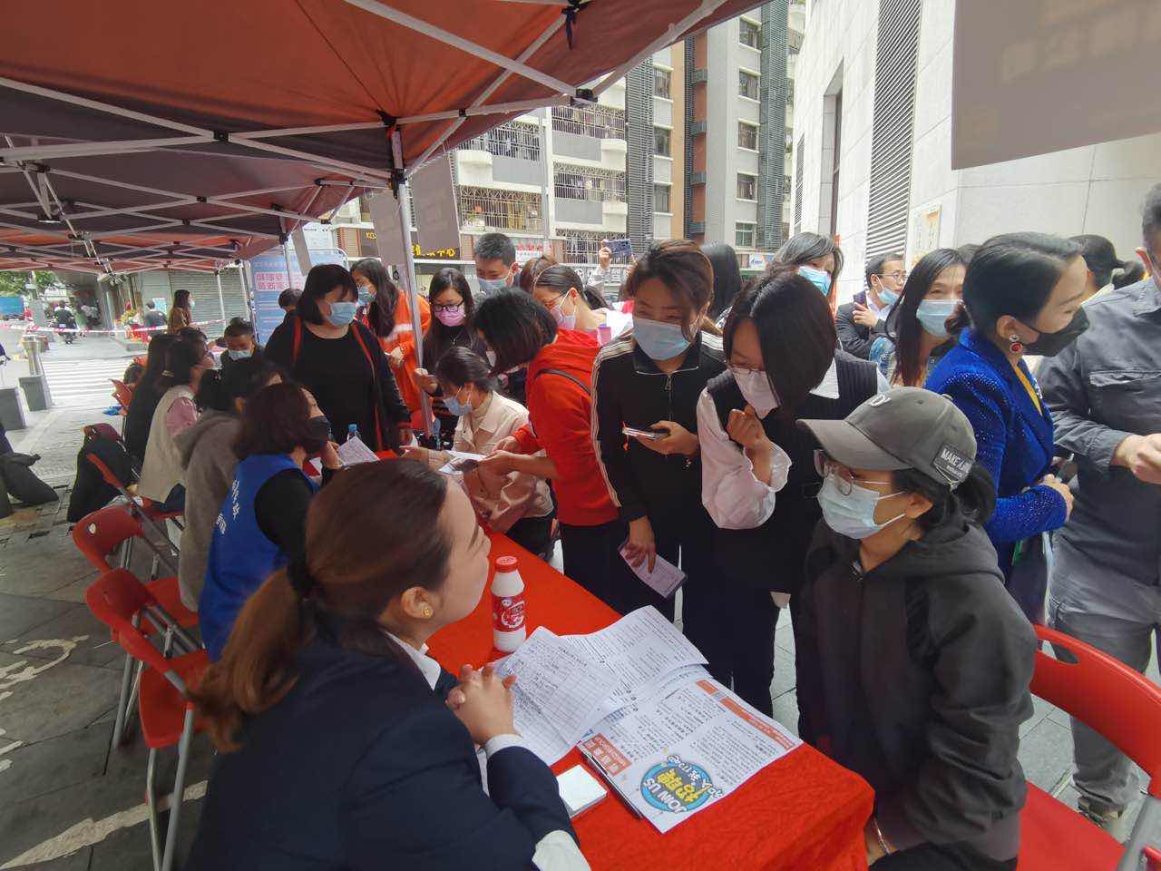 圖片1-2023.2.8現場招聘會求職者咨詢崗位信息.jpg