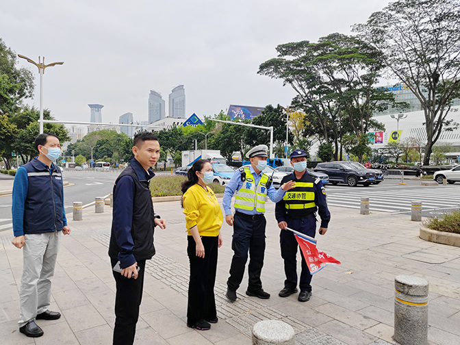 街道領導查看交通路口勸導值守情況672.jpg