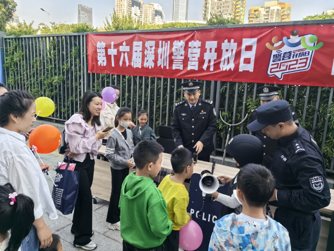 警用裝備展示區(qū).jpg