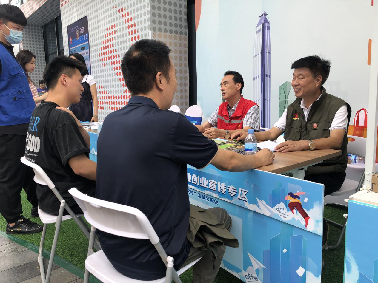 老班長協助開展就業創業宣傳.png
