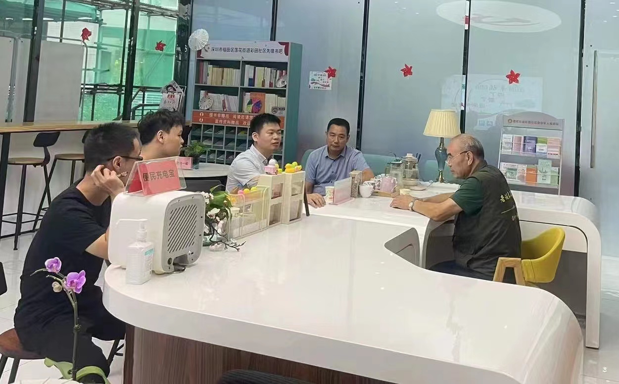 鐘長久在社區接待來訪群眾.jpg