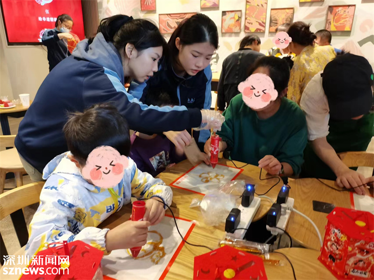 殘疾兒童親手繪制糖畫.jpg