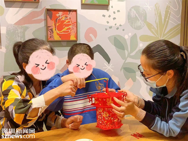 殘疾兒童制作手工花燈.jpg
