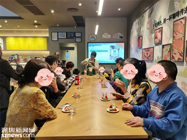 星巴克愛心伙伴表演手沖咖啡.jpg