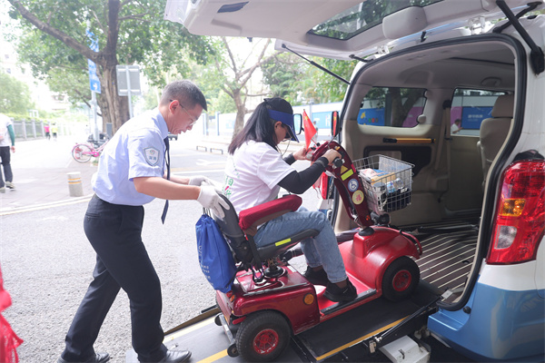 8-深圳巴士集團無障礙出租車為殘友提供無障礙出行服務.jpg