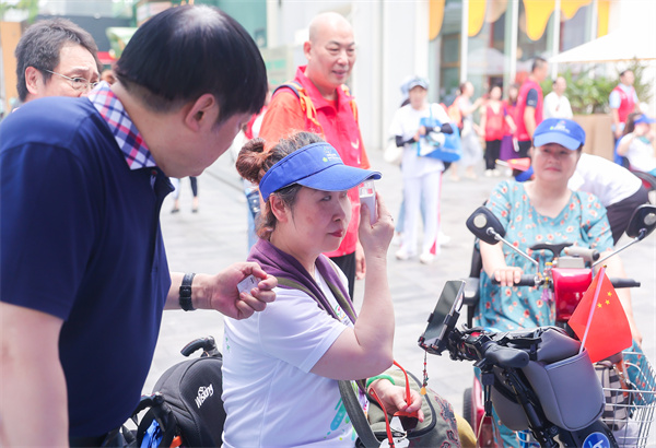 13-殘友在元宇宙黨群服務中心黨員服務市集助殘專場體驗輔具使用.jpg