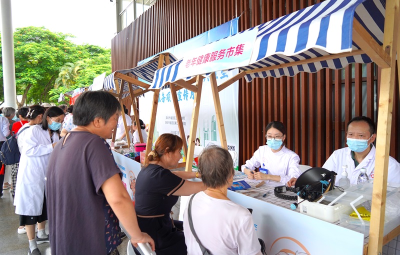福田區開展2024年基本公共衛生服務項目宣傳系列活動4 老年健康服務市集（區二院供圖）.JPG