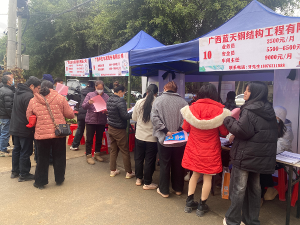 2月7日，海林一級(jí)調(diào)研員帶隊(duì)在隆安縣華僑管理區(qū)、馬山縣里當(dāng)鄉(xiāng)龍琴村分別開展春風(fēng)行動(dòng)招聘會(huì)和困難人員慰問(wèn)幫扶活動(dòng)。（拍攝者：福田區(qū)人力資源局）2.jpg