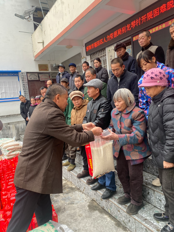 2月7日，海林一級(jí)調(diào)研員帶隊(duì)在隆安縣華僑管理區(qū)、馬山縣里當(dāng)鄉(xiāng)龍琴村分別開展春風(fēng)行動(dòng)招聘會(huì)和困難人員慰問(wèn)幫扶活動(dòng)。（拍攝者：福田區(qū)人力資源局）5.jpg