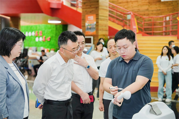 9-2-領導參觀科技助殘區1.jpg