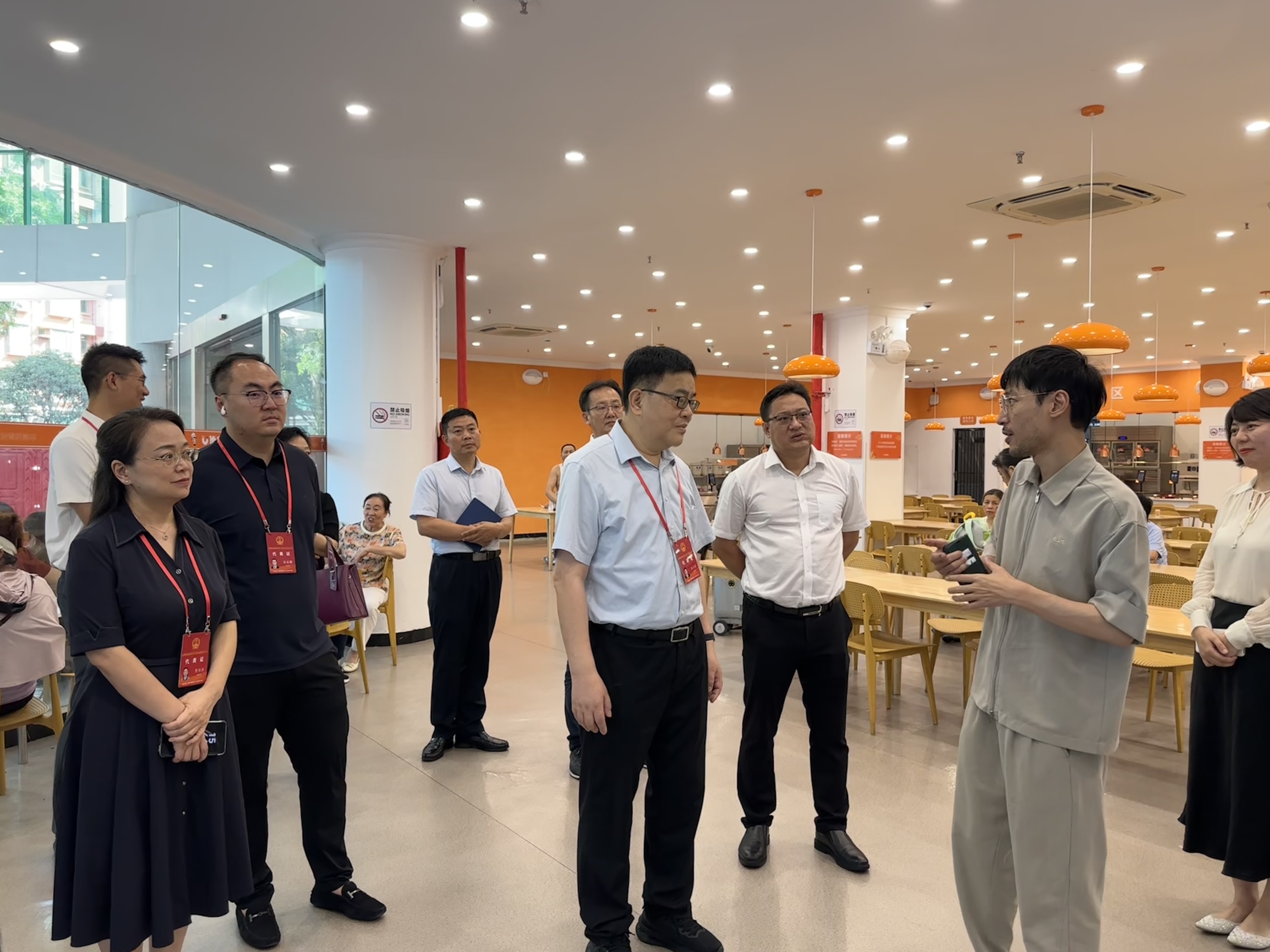 區人大常委會教科文衛僑工委組織開展“促進銀發經濟高質量發展”調研2.jpg
