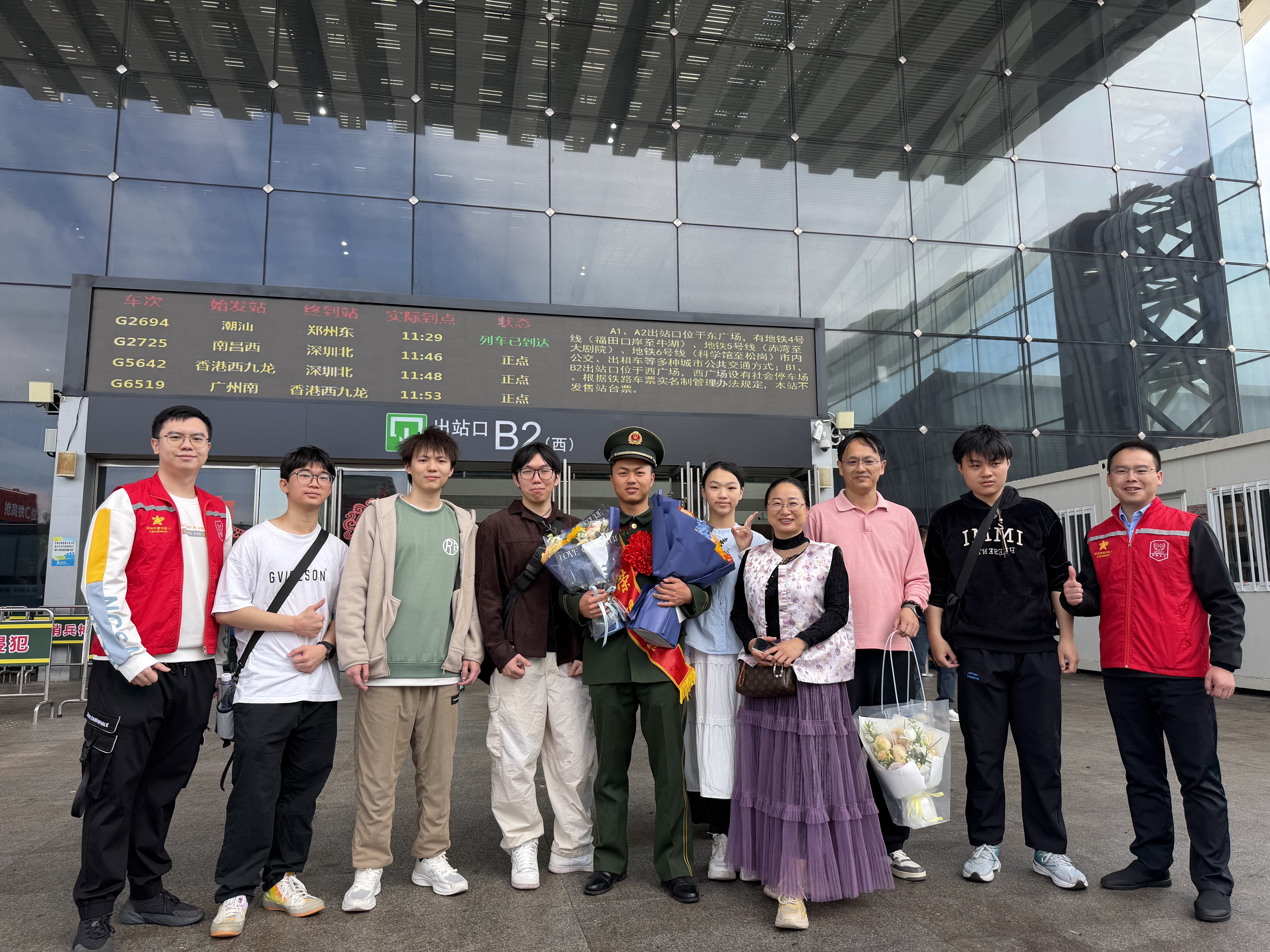 深圳北站迎接退役軍人返鄉.jpg